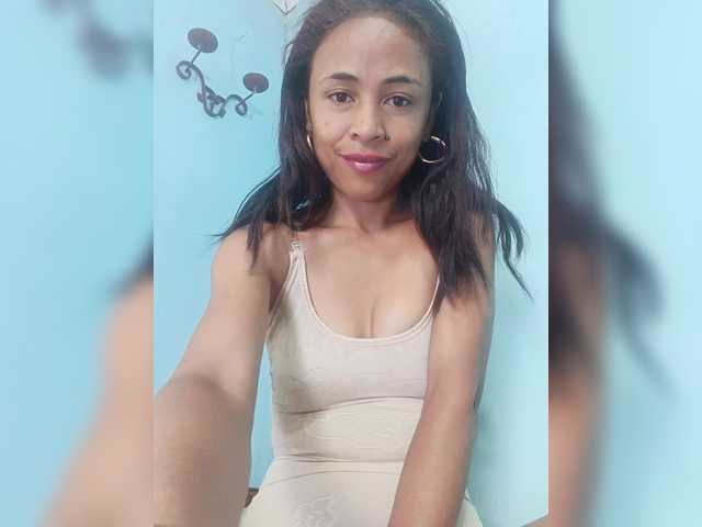 Roxanne03's BongaCams show and profile