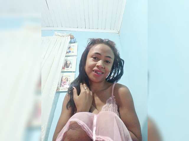 Roxanne03's BongaCams show and profile