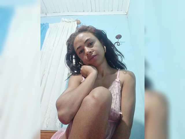 Roxanne03's BongaCams show and profile