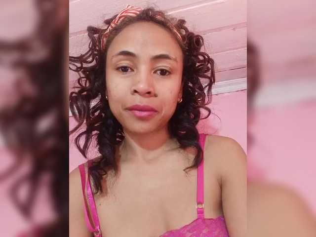 Roxanne03's BongaCams show and profile