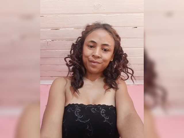 Roxanne03's BongaCams show and profile