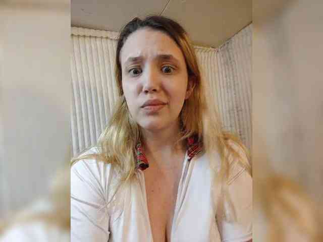 EmiLovMur webcam