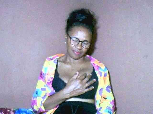 Nirinah2710 webcam