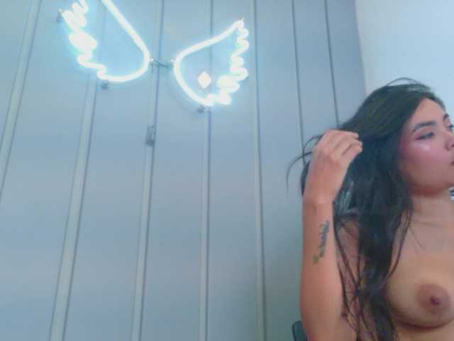 AteneaRoldan's BongaCams show and profile