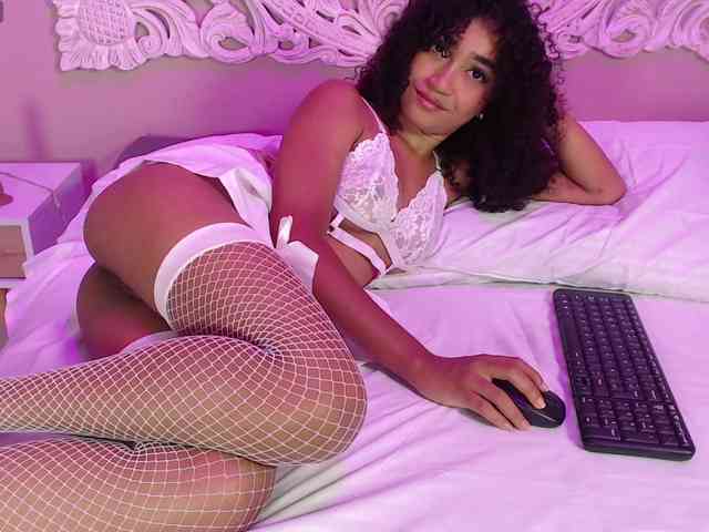 PetiteLuxury webcam