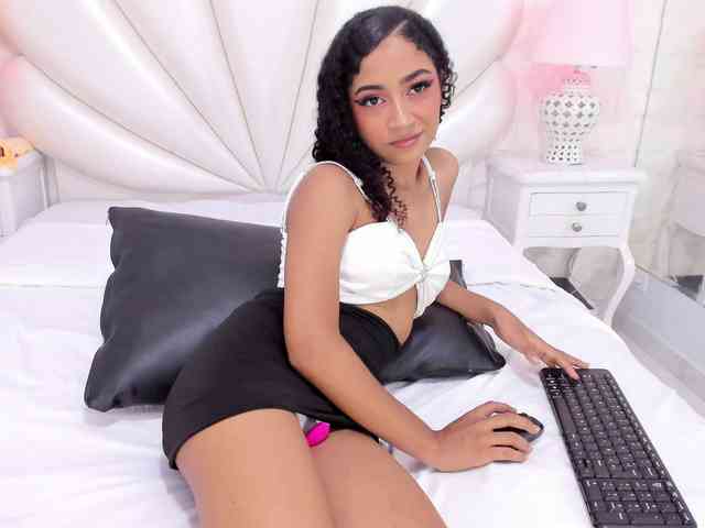 PetiteLuxury webcam