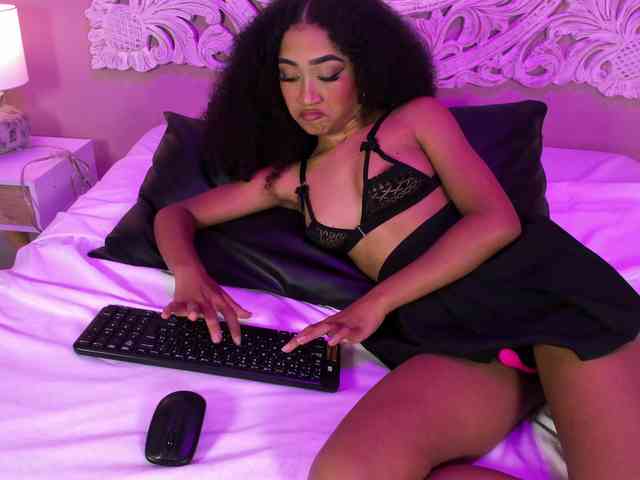 PetiteLuxury webcam