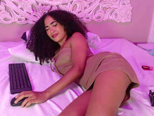 PetiteLuxury webcam
