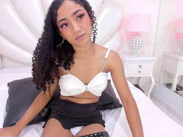 PetiteLuxury webcam
