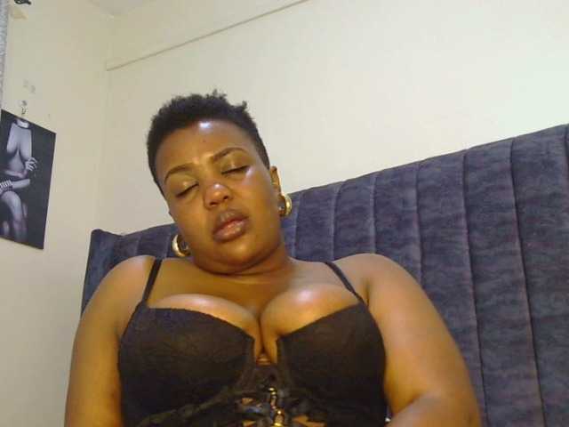 thick-sexxy-moma webcam