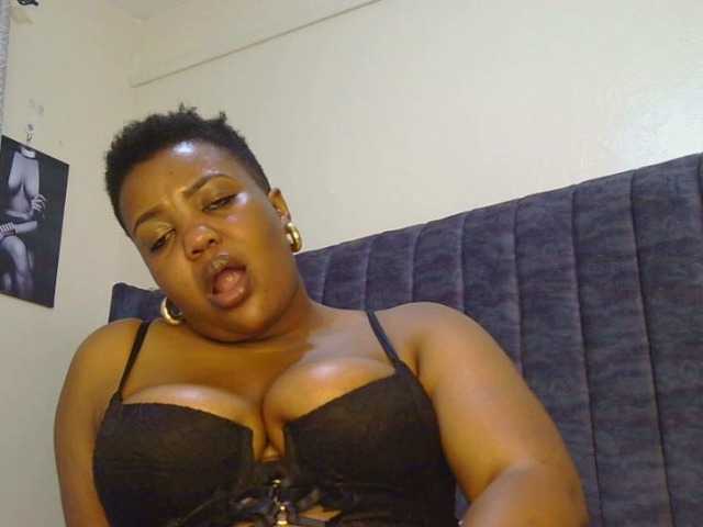thick-sexxy-moma webcam
