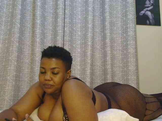 thick-sexxy-moma webcam