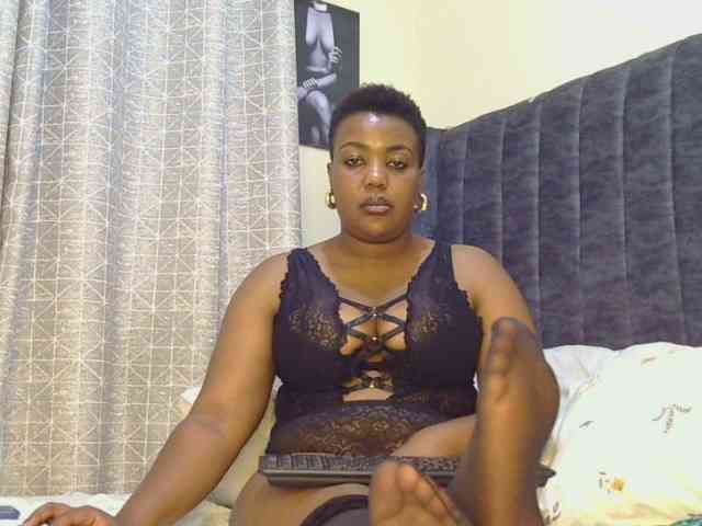 thick-sexxy-moma webcam