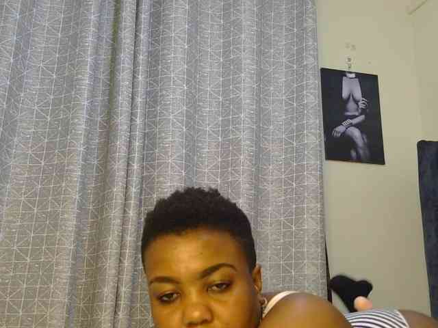 thick-sexxy-moma webcam