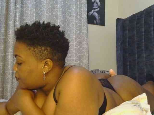 thick-sexxy-moma webcam
