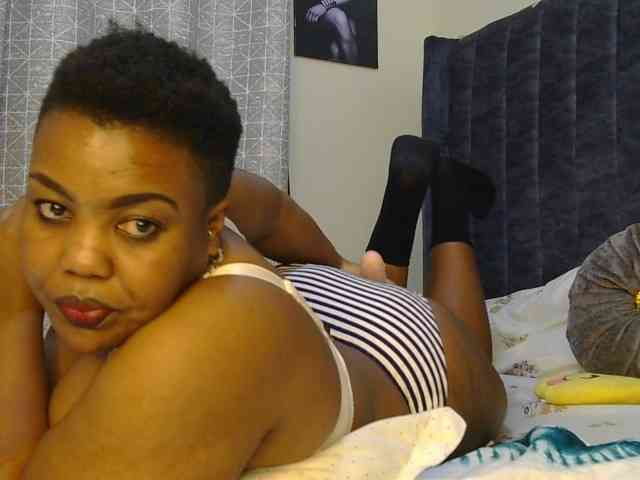 thick-sexxy-moma webcam