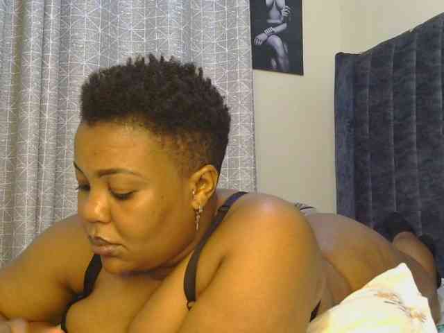 thick-sexxy-moma webcam