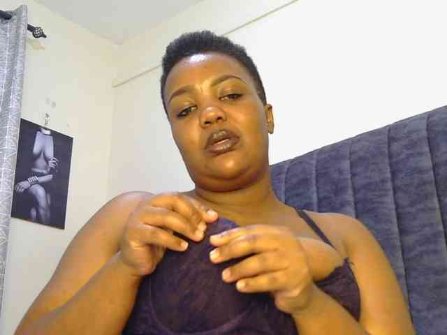 thick-sexxy-moma webcam