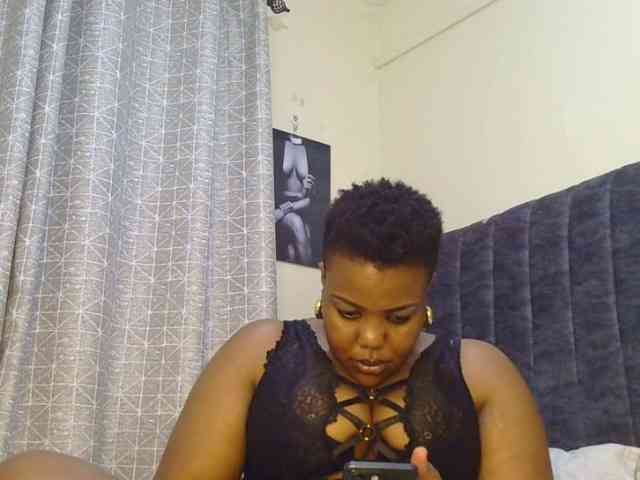 thick-sexxy-moma webcam