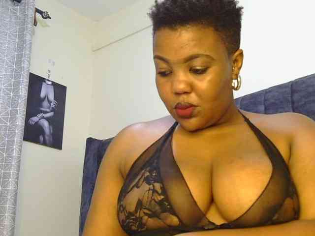 thick-sexxy-moma webcam