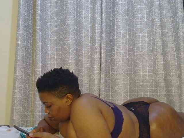 thick-sexxy-moma webcam