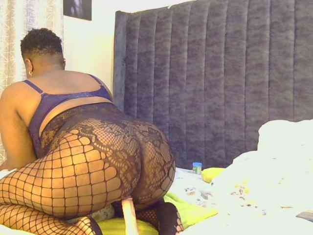 thick-sexxy-moma webcam