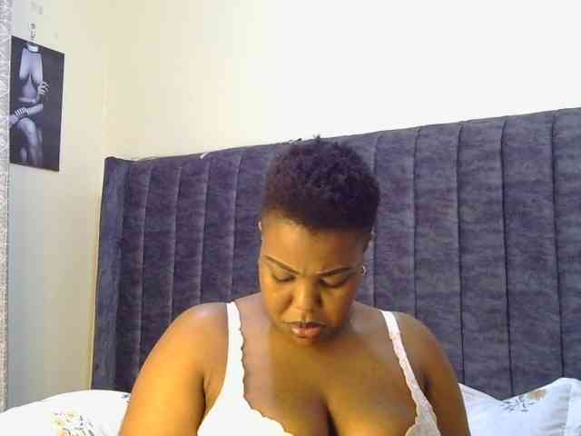 thick-sexxy-moma webcam
