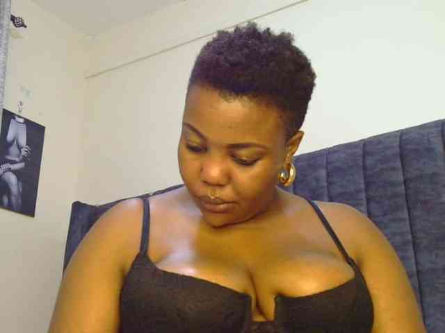 thick-sexxy-moma webcam