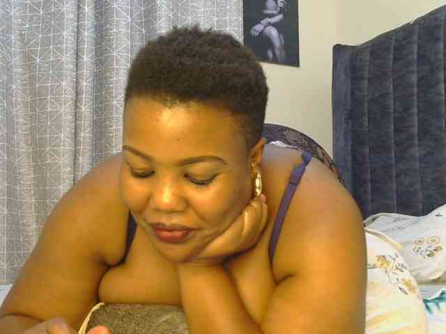 thick-sexxy-moma webcam