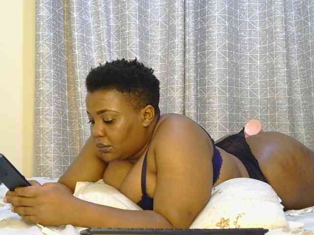thick-sexxy-moma webcam