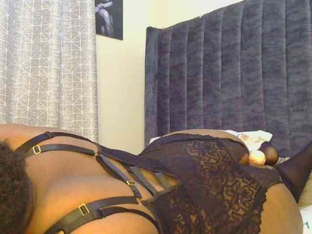 thick-sexxy-moma webcam