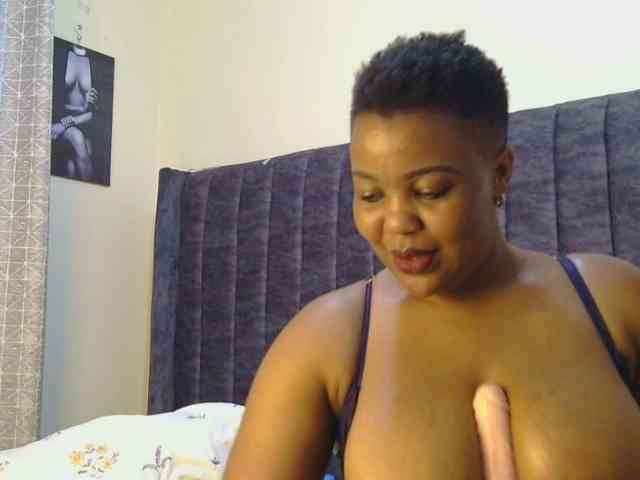thick-sexxy-moma webcam