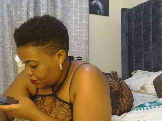 thick-sexxy-moma webcam