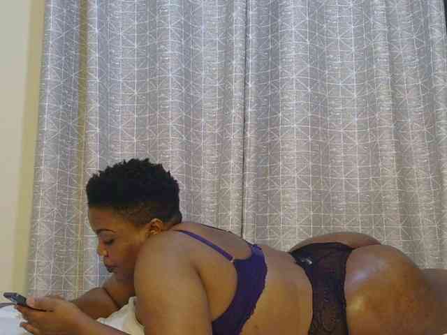 thick-sexxy-moma webcam