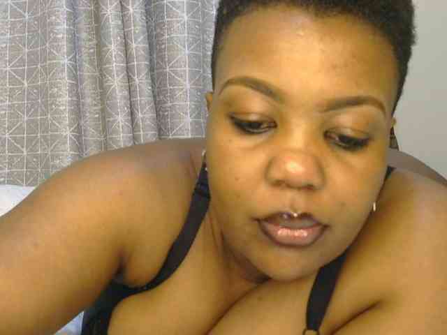 thick-sexxy-moma webcam