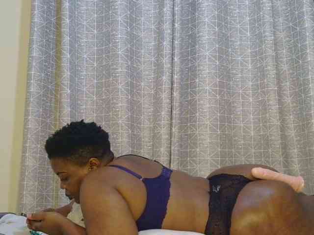thick-sexxy-moma webcam