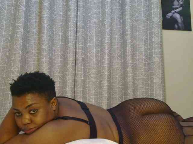 thick-sexxy-moma webcam