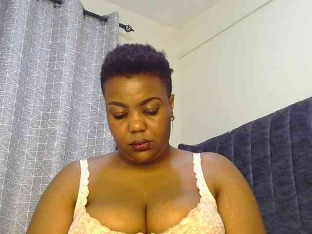 thick-sexxy-moma webcam