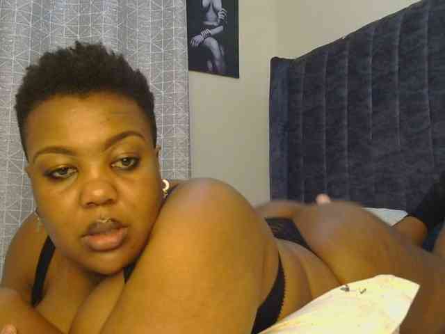 thick-sexxy-moma webcam