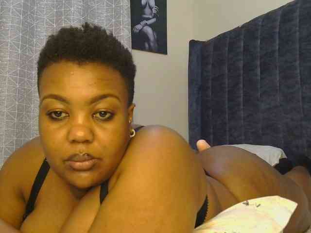 thick-sexxy-moma webcam