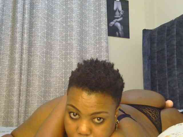 thick-sexxy-moma webcam