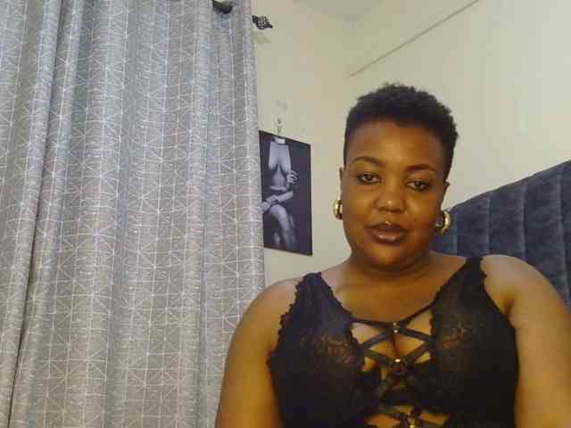 thick-sexxy-moma webcam