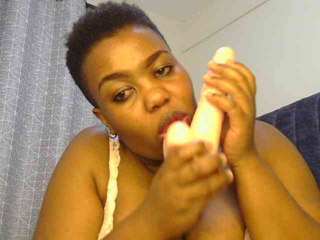 thick-sexxy-moma webcam