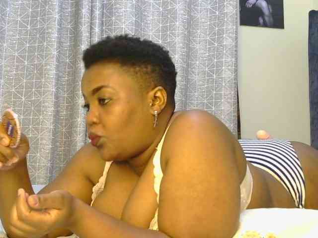 thick-sexxy-moma webcam