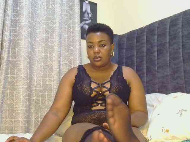 thick-sexxy-moma webcam
