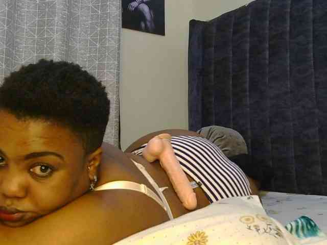 thick-sexxy-moma webcam