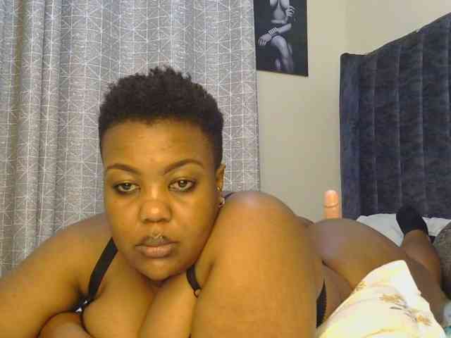 thick-sexxy-moma webcam