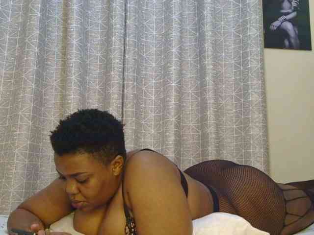 thick-sexxy-moma webcam