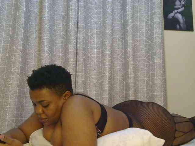 thick-sexxy-moma webcam
