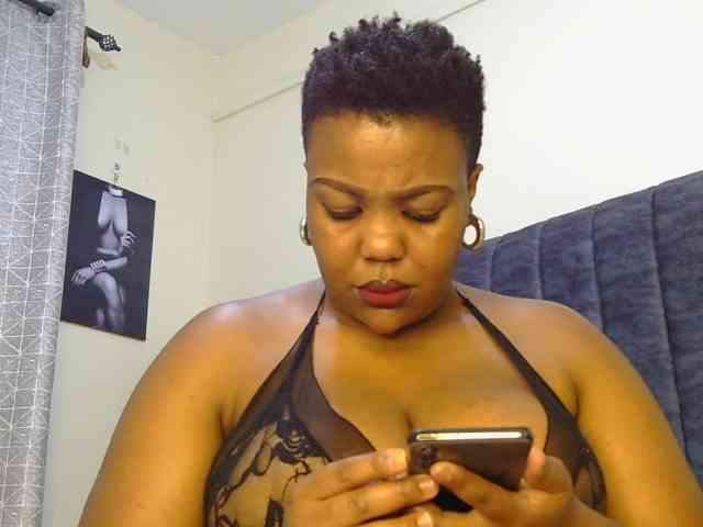 thick-sexxy-moma webcam